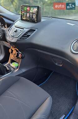 Хэтчбек Ford Fiesta 2012 в 