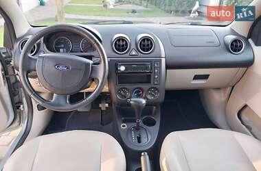 Хэтчбек Ford Fiesta 2004 в 