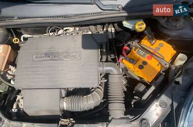 Хэтчбек Ford Fiesta 2004 в 