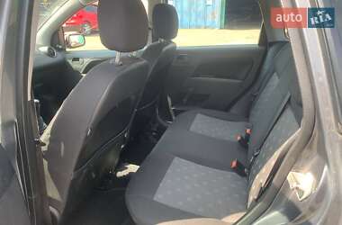 Хэтчбек Ford Fiesta 2004 в 