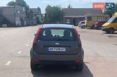 Хэтчбек Ford Fiesta 2004 в 