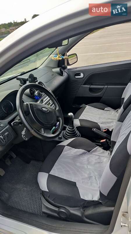 Хэтчбек Ford Fiesta 2004 в Днепре