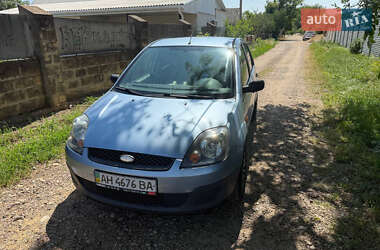 Хэтчбек Ford Fiesta 2005 в 