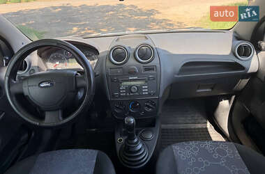Хэтчбек Ford Fiesta 2005 в 