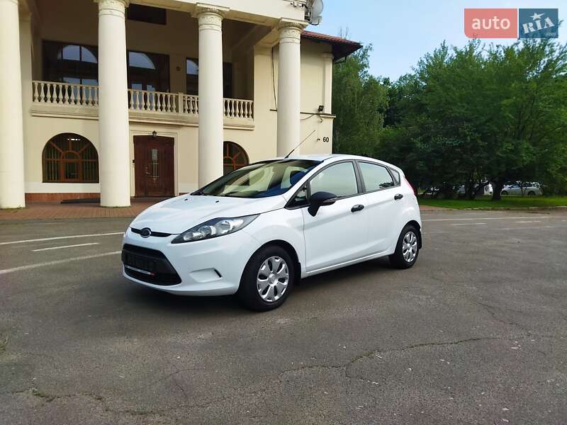 Хэтчбек Ford Fiesta 2012 в 