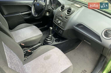 Хэтчбек Ford Fiesta 2006 в 