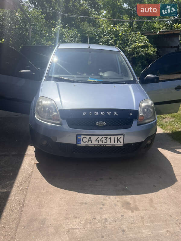 Хэтчбек Ford Fiesta 2006 в 
