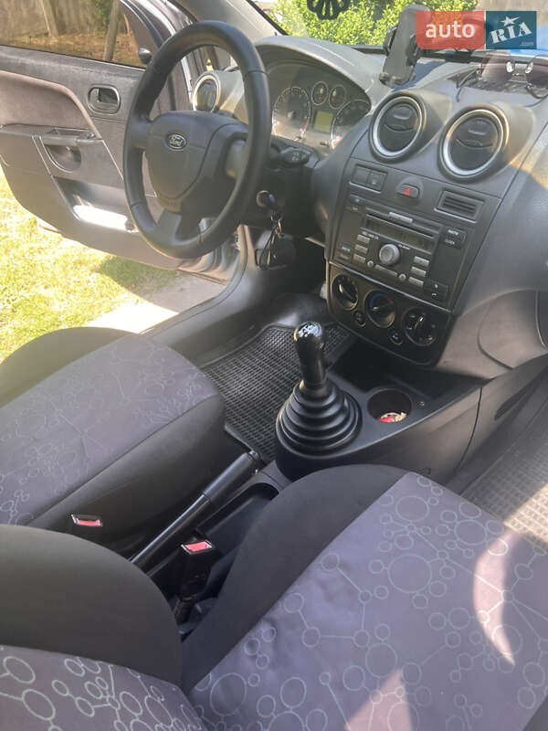 Хэтчбек Ford Fiesta 2006 в Каменке
