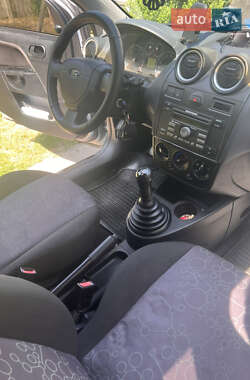 Хэтчбек Ford Fiesta 2006 в 
