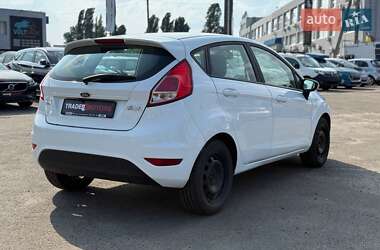Хэтчбек Ford Fiesta 2016 в 