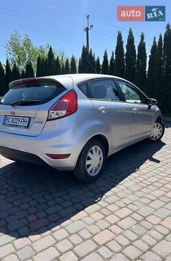 Хэтчбек Ford Fiesta 2015 в 