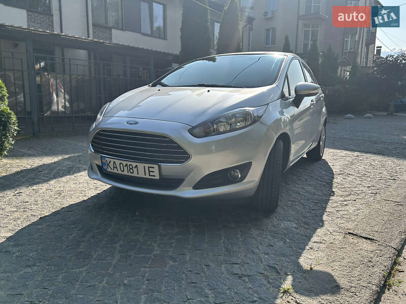 Хэтчбек Ford Fiesta 2016 в 