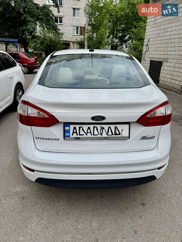 Седан Ford Fiesta 2015 в Вышгороде