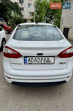 Седан Ford Fiesta 2015 в 