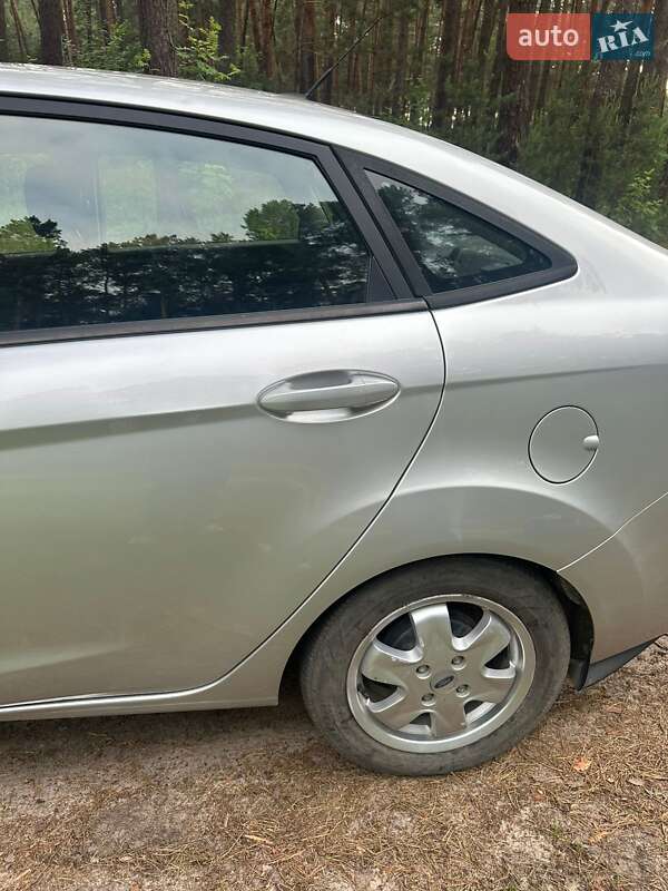 Седан Ford Fiesta 2016 в Славуте