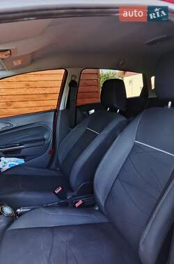 Хэтчбек Ford Fiesta 2015 в 