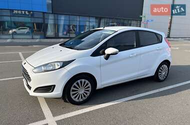 Хэтчбек Ford Fiesta 2016 в 