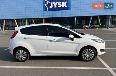 Хэтчбек Ford Fiesta 2016 в 
