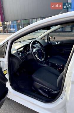 Хэтчбек Ford Fiesta 2016 в 