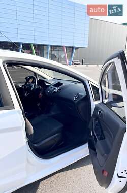 Хэтчбек Ford Fiesta 2016 в 