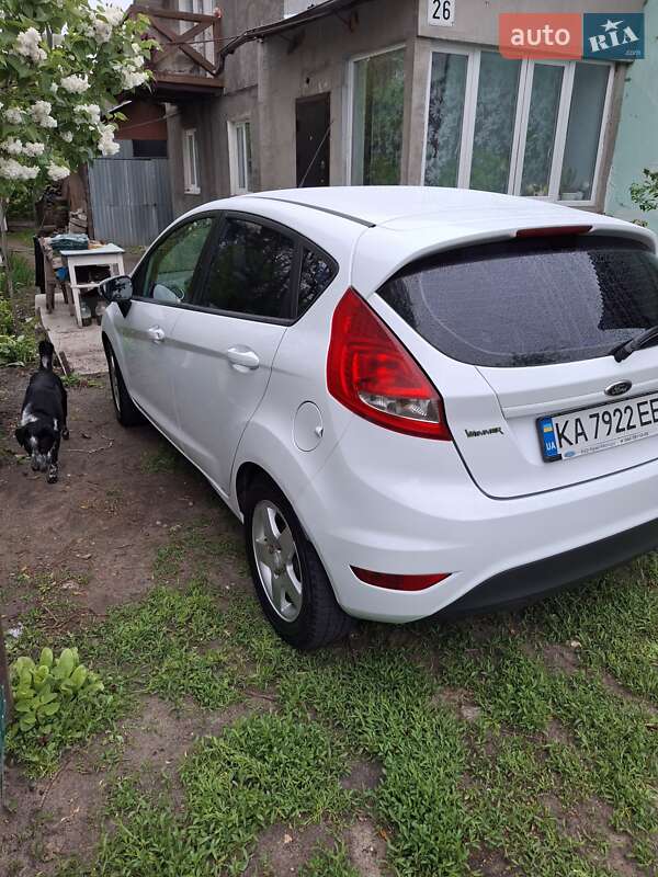 Хэтчбек Ford Fiesta 2012 в 