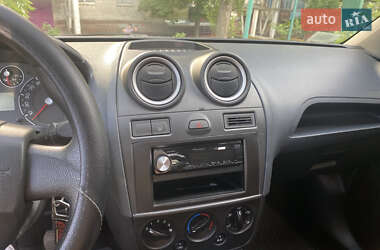 Хэтчбек Ford Fiesta 2006 в 