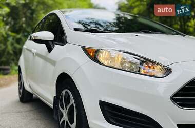 Хэтчбек Ford Fiesta 2015 в 