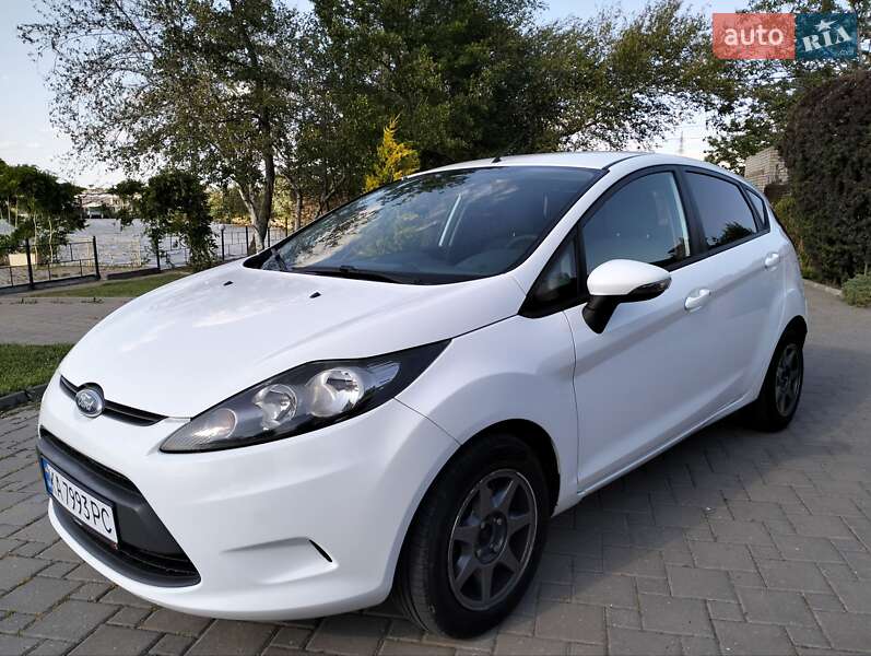 Хэтчбек Ford Fiesta 2011 в 