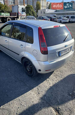 Хэтчбек Ford Fiesta 2005 в 