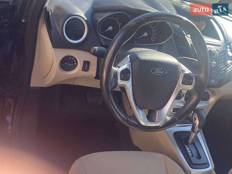Хэтчбек Ford Fiesta 2013 в 