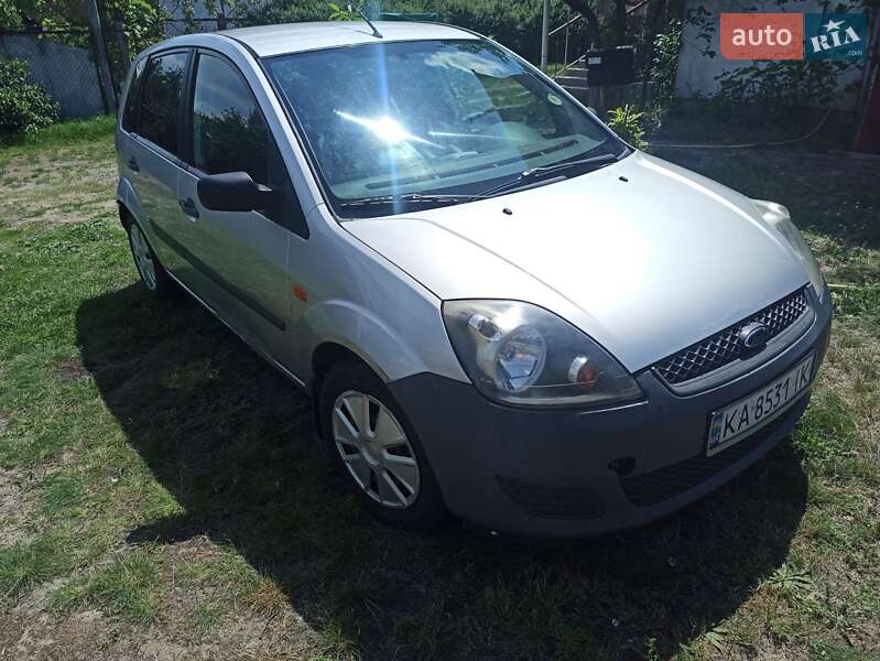 Хэтчбек Ford Fiesta 2006 в 