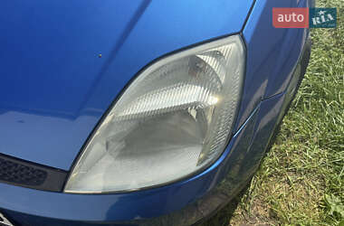 Хэтчбек Ford Fiesta 2005 в 