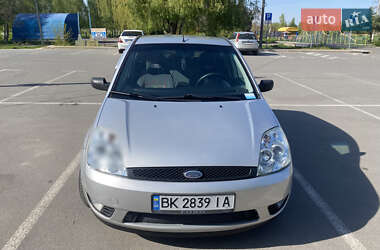 Хэтчбек Ford Fiesta 2002 в 