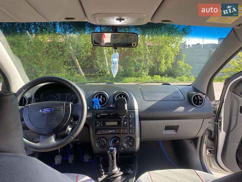 Хэтчбек Ford Fiesta 2002 в Здолбунове