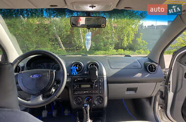 Хэтчбек Ford Fiesta 2002 в 