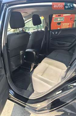 Хэтчбек Ford Fiesta 2016 в 