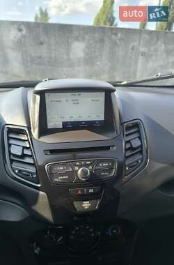 Хэтчбек Ford Fiesta 2016 в 