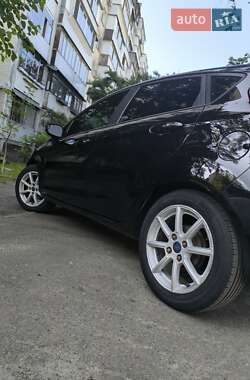 Хэтчбек Ford Fiesta 2016 в 