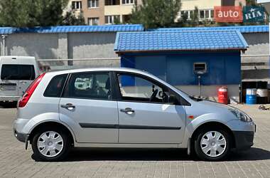Хэтчбек Ford Fiesta 2005 в 
