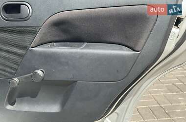 Хэтчбек Ford Fiesta 2005 в 