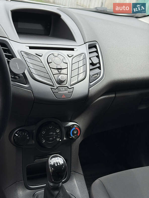 Хетчбек Ford Fiesta 2015 в Києві