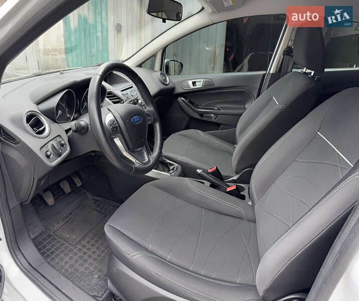 Хетчбек Ford Fiesta 2015 в Києві