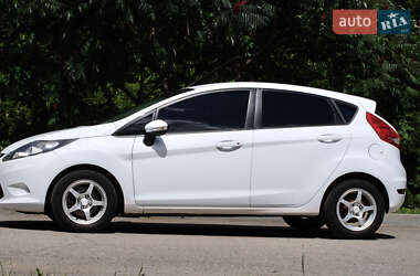 Хэтчбек Ford Fiesta 2012 в 