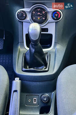 Хэтчбек Ford Fiesta 2012 в 