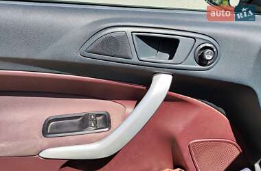 Хэтчбек Ford Fiesta 2011 в 