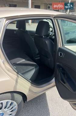 Хэтчбек Ford Fiesta 2016 в 