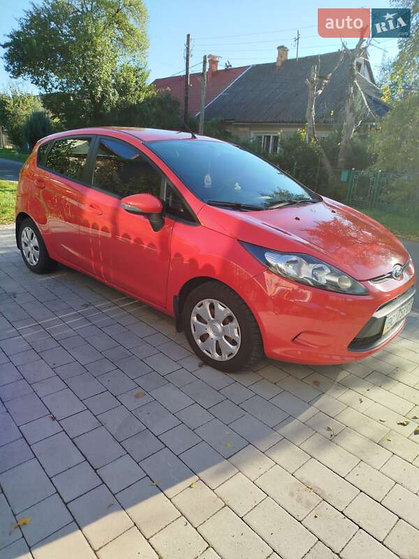 Хэтчбек Ford Fiesta 2012 в 
