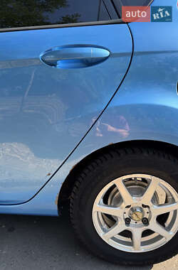 Хэтчбек Ford Fiesta 2011 в 