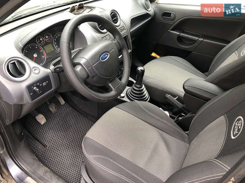 Хэтчбек Ford Fiesta 2006 в Измаиле