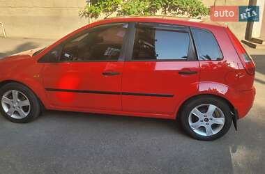 Хэтчбек Ford Fiesta 2003 в 